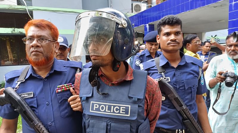 পঞ্চগড়ের আটোয়ারীতে তিনজনকে হত্যাকাণ্ডের ঘটনায় জড়িত থাকার অভিযোগে গ্রেপ্তার নবীন ইসলামকে আদালতে নেওয়া হচ্ছে। বৃহস্পতিবার বিকেলে পুলিশ সুপার কার্যালয় চত্বরে